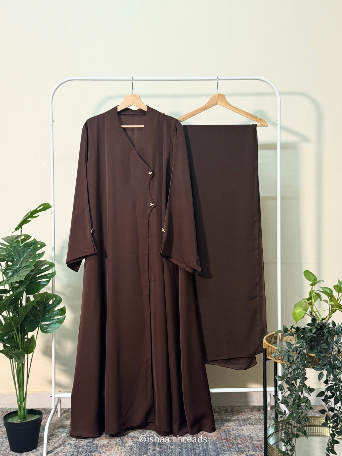 Cross star Nida Abaya